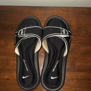 black nike sandals